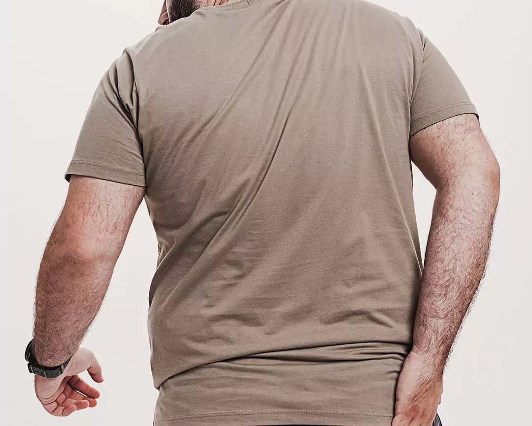 Camiseta Algodão 301 Caqui | Plus Size Algodão BCI™ & Tingimento Reativo EZUTUS Roupa Masculina Básica de Qualidade