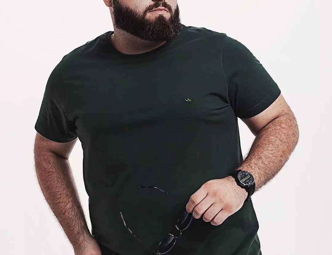 Camiseta Algodão 301 Verde Escura | Plus Size Algodão BCI™ & Tingimento Reativo EZUTUS Roupa Masculina Básica de Qualidade