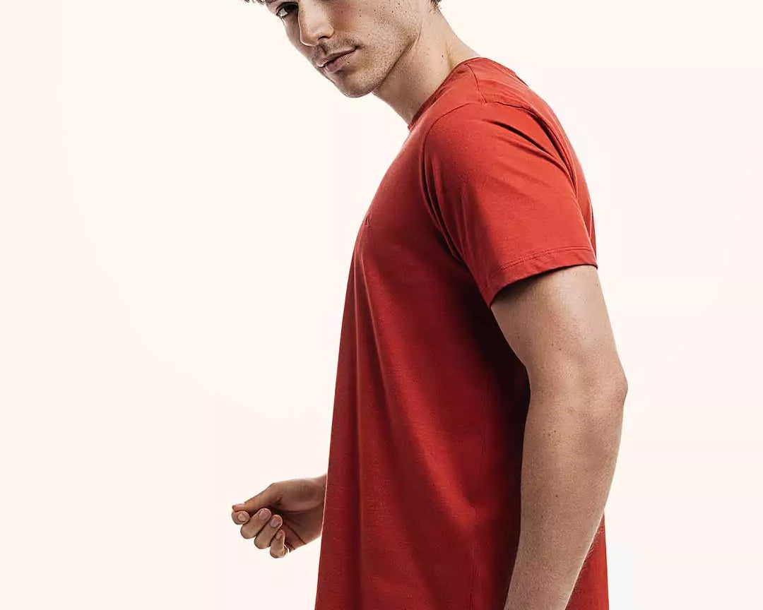Camiseta Algodão 301 Vermelha Algodão BCI™ & Tingimento Reativo EZUTUS Roupa Masculina Básica de Qualidade