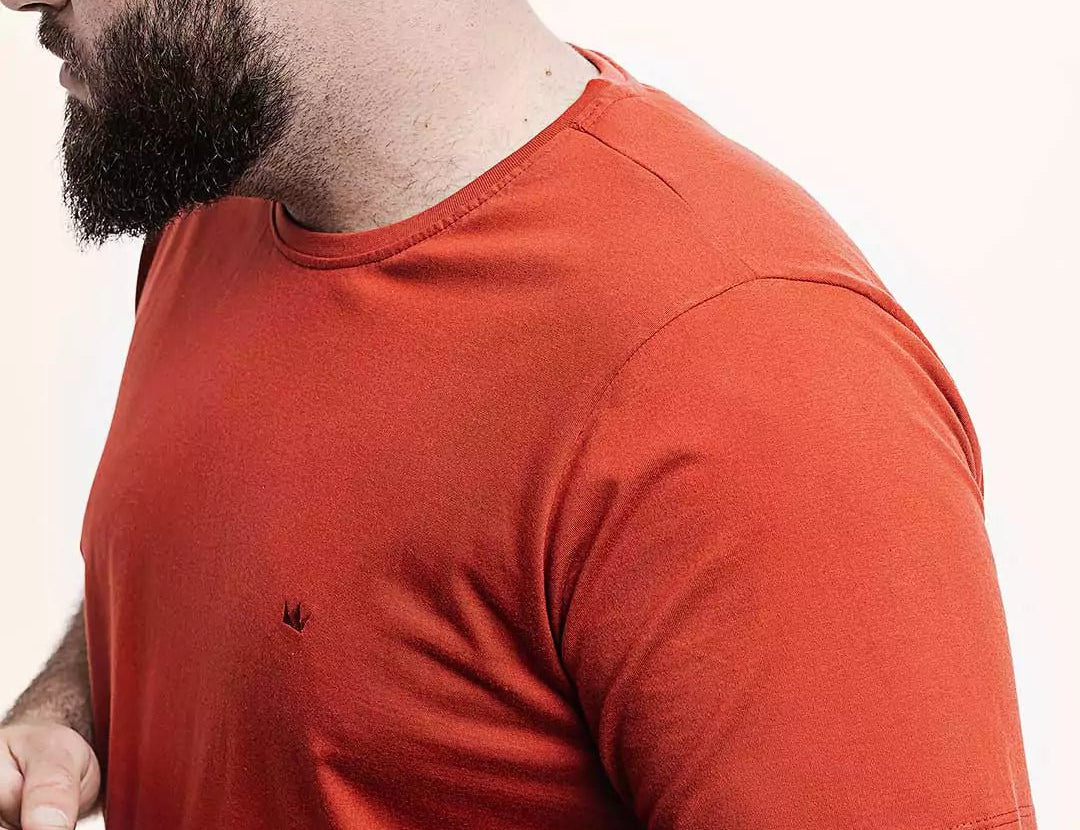 Camiseta Algodão 301 Vermelha | Plus Size Algodão BCI™ & Tingimento Reativo EZUTUS Roupa Masculina Básica de Qualidade