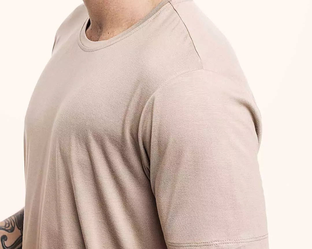 Camiseta Everyday Bege Viscose EcoVero™ & Tingimento Reativo EZUTUS Roupa Masculina Básica de Qualidade