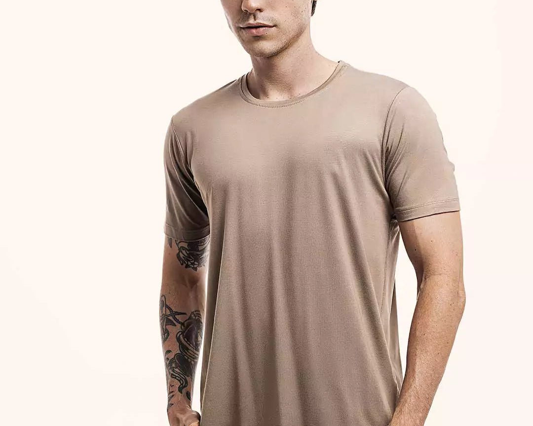 Camiseta Everyday Caqui Viscose EcoVero™ & Tingimento Reativo EZUTUS Roupa Masculina Básica de Qualidade