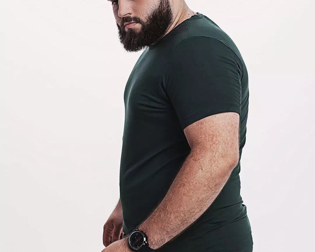Camiseta Everyday Verde Escura | Plus Size Viscose EcoVero™ & Tingimento Reativo EZUTUS Roupa Masculina Básica de Qualidade