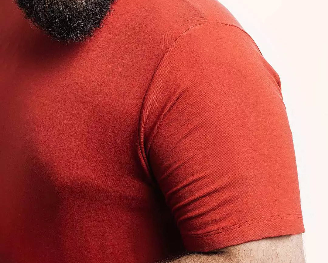Camiseta Everyday Vermelha | Plus Size Viscose EcoVero™ & Tingimento Reativo EZUTUS Roupa Masculina Básica de Qualidade