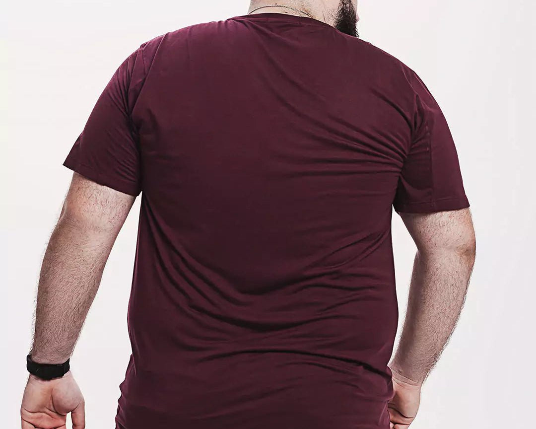 Camiseta Everyday Vinho | Plus Size Viscose EcoVero™ & Tingimento Reativo EZUTUS Roupa Masculina Básica de Qualidade