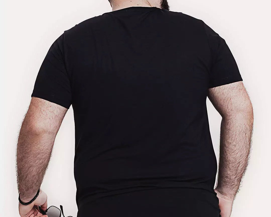 Camiseta Evolution Preta | Plus Size Viscose EcoVero™ & Tratamento Anti Odor EZUTUS Roupa Masculina Básica de Qualidade