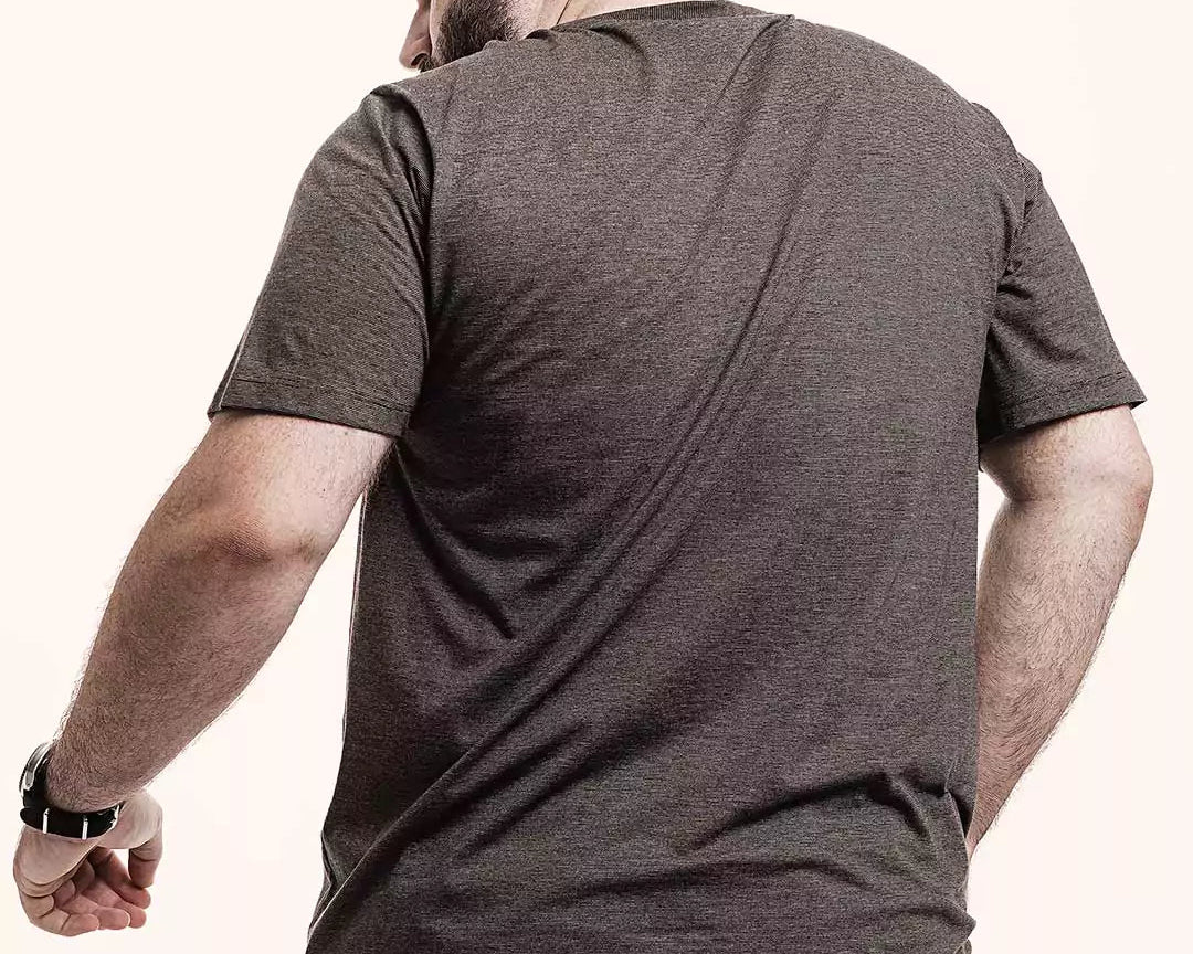 Camiseta Mescla 401 Marrom | Plus Size Algodão BCI™ & Tingimento Reativo EZUTUS Roupa Masculina Básica de Qualidade